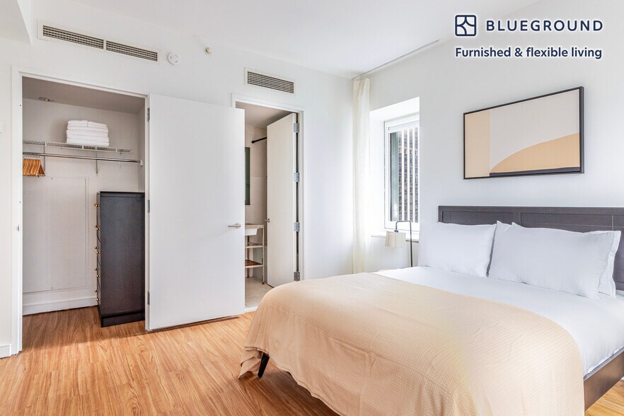 Building Photo - 70 W 45th St