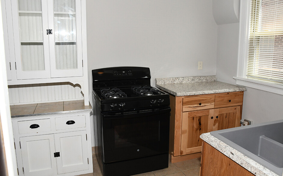 kitchen - 1006 Delta Ave