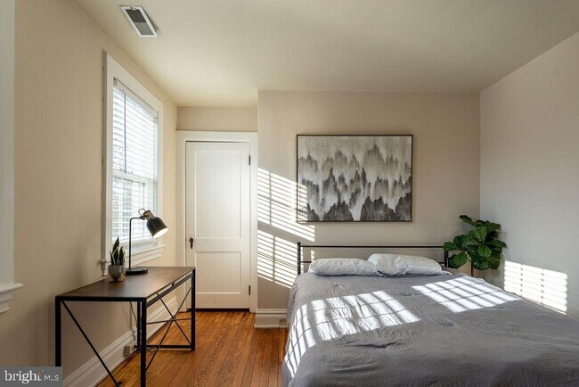 Building Photo - 313 Frederick St