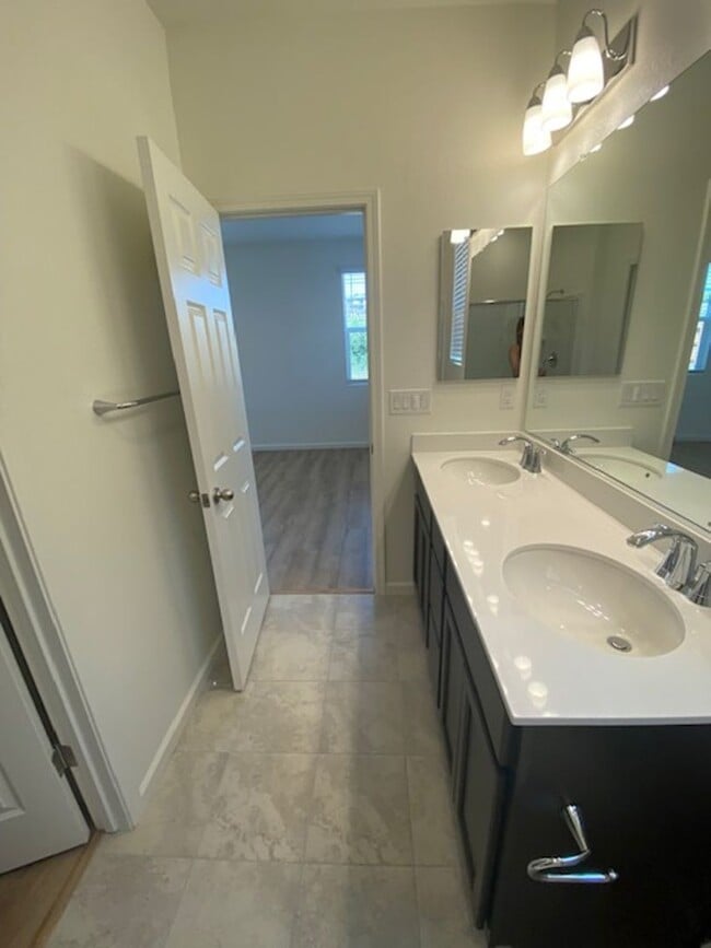 Building Photo - Solar Pet Friendly Single Story Home in Fo...
