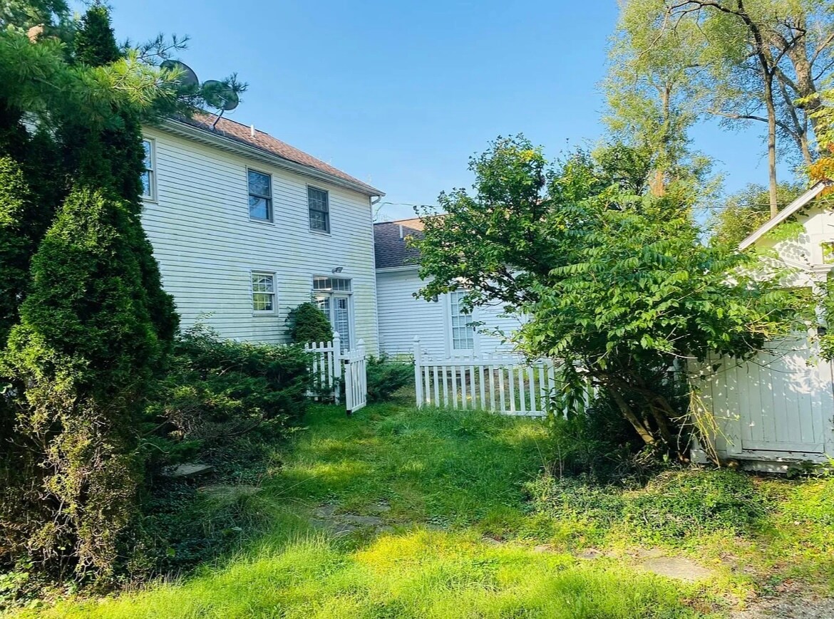 Building Photo - 22325 Fairmount Blvd