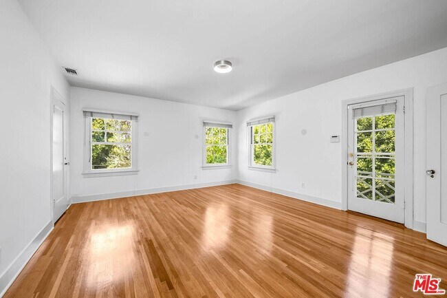 Building Photo - 809 N Bedford Dr