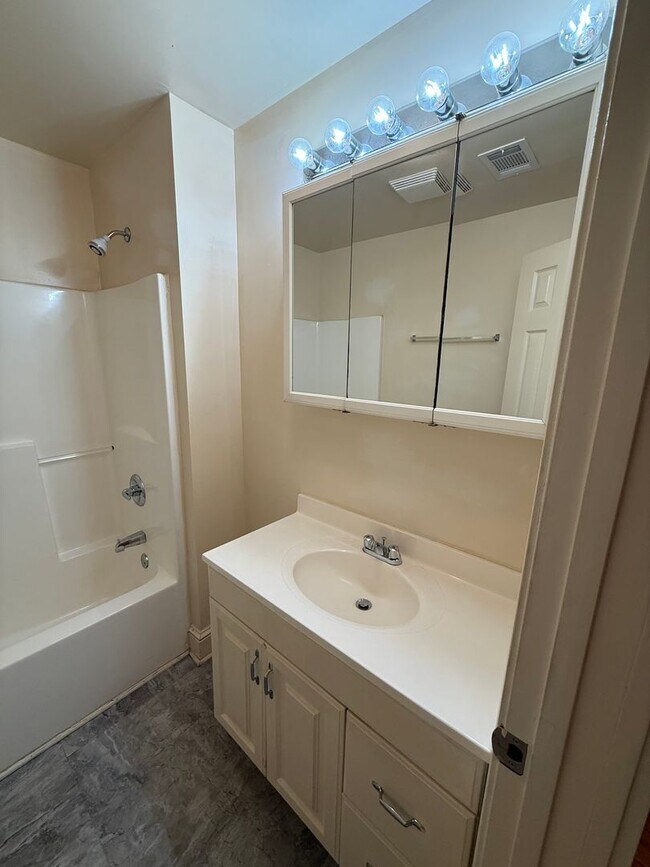 Building Photo - Beautiful 3 Bedroom Apartment