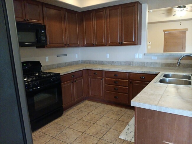 Building Photo - 4 Bedroom, 2 Bathroom! Lovely Home! Schedule a Showing!