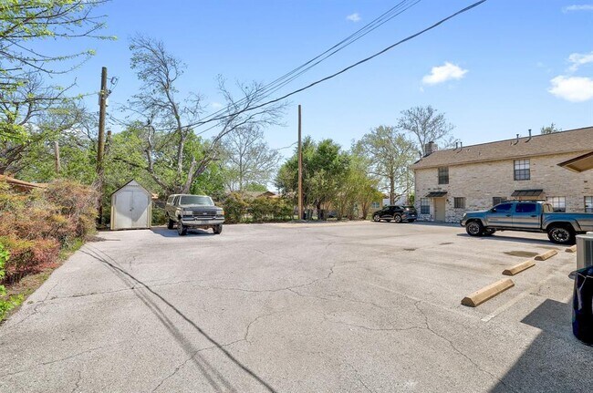 Building Photo - 204 Northwest Dr