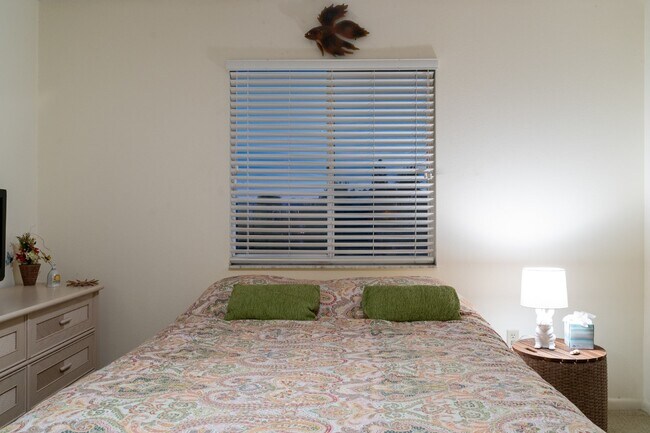 Building Photo - Gorgeous 2/2 condo at Indian Shores