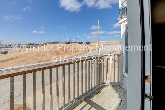 Building Photo - Riverview - Stunning 2 bed 2 bath Townhouse Great Location
