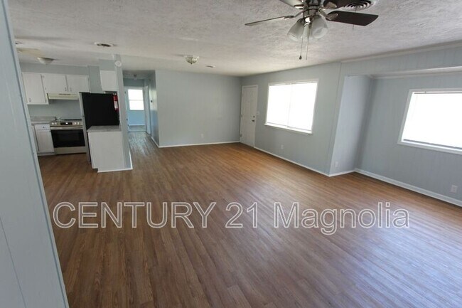 Building Photo - 2071 Fernwood Cir