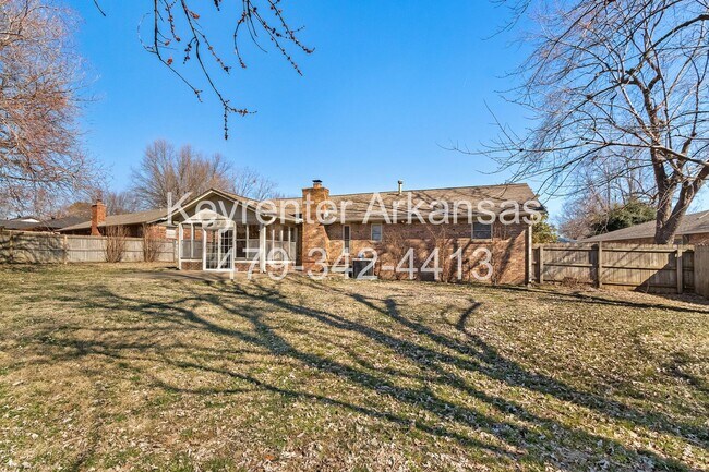 Building Photo - Beautiful Home in Springdale with Sunroom!