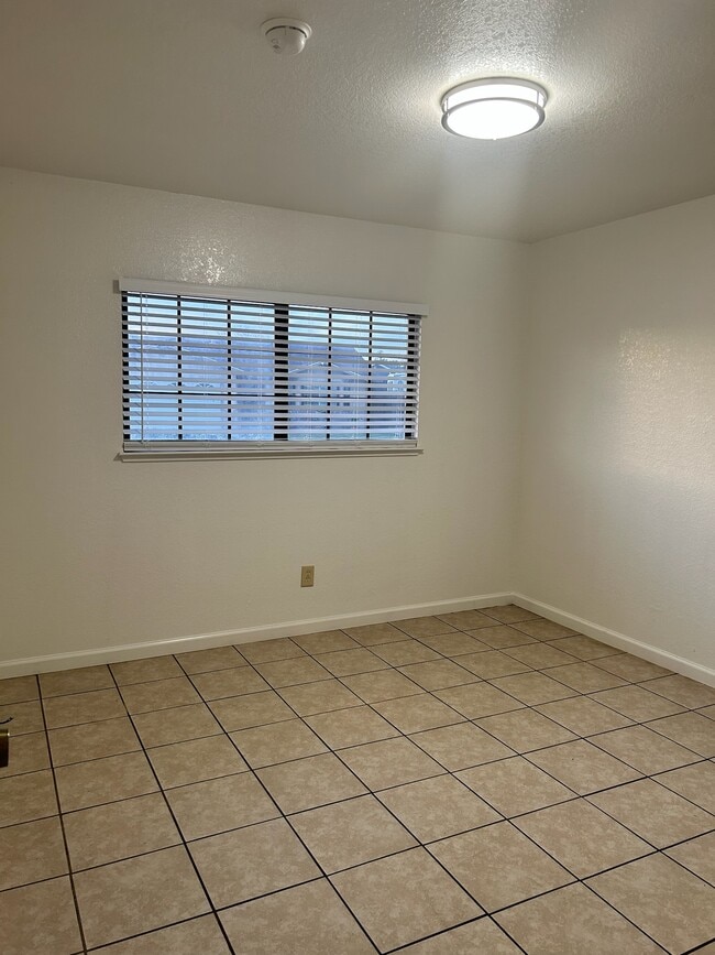 Building Photo - 1008 Shadow Ridge Dr