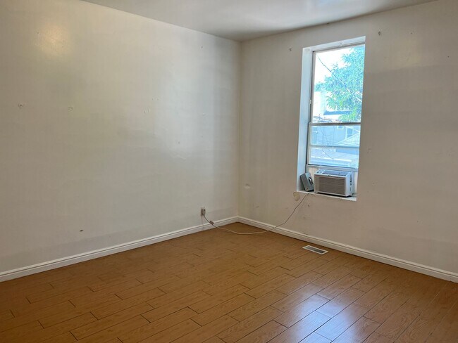 Building Photo - Good size private guy room in avenues !