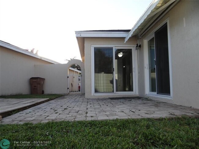 Building Photo - 4036 Eastridge Cir