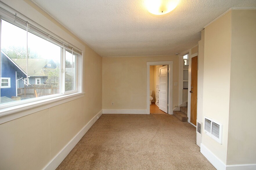 Building Photo - 7630 SE Woodstock Blvd