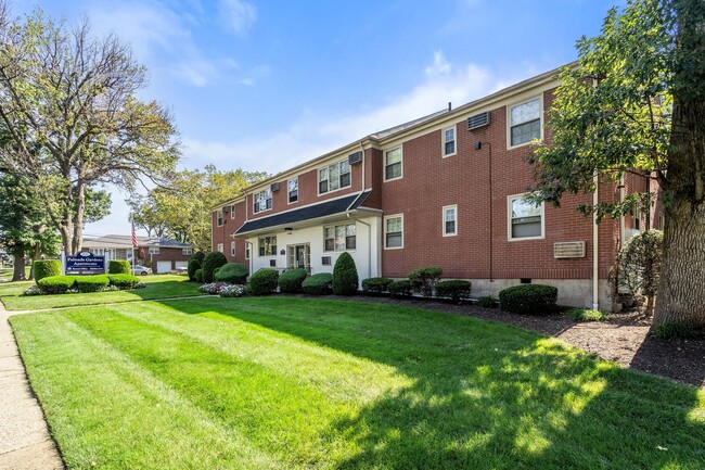 Building Photo - Palisade Gardens Apartments