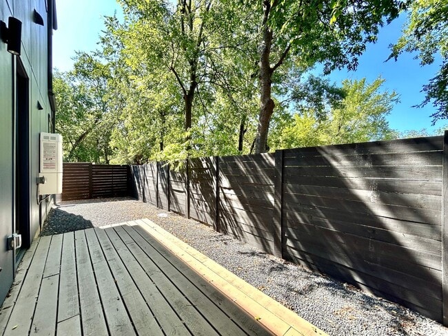 Building Photo - Spacious 2/BR 2.5/BA Modern Home with Abun...