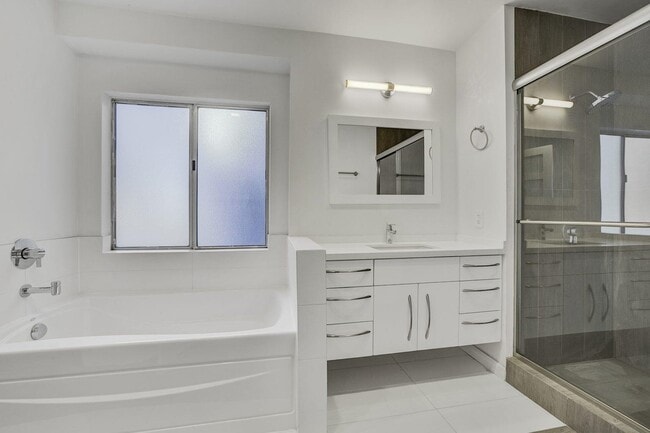 Building Photo - 312 N Alamo Dr