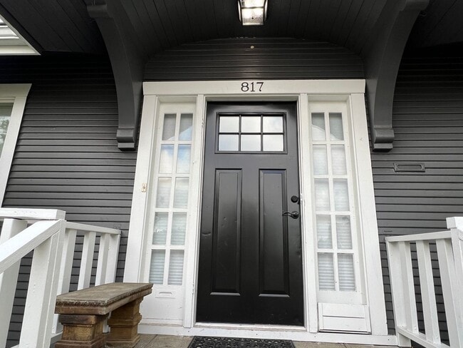 Building Photo - Gorgeous Craftsman available Now