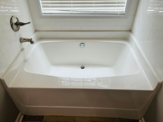 Building Photo - Beautiful 4 bedroom, 2.5 bathroom home in ...
