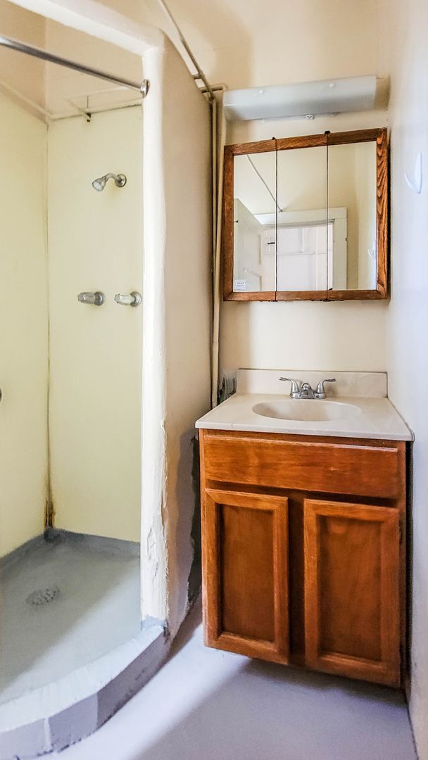 Building Photo - 704 Wellesley Rd