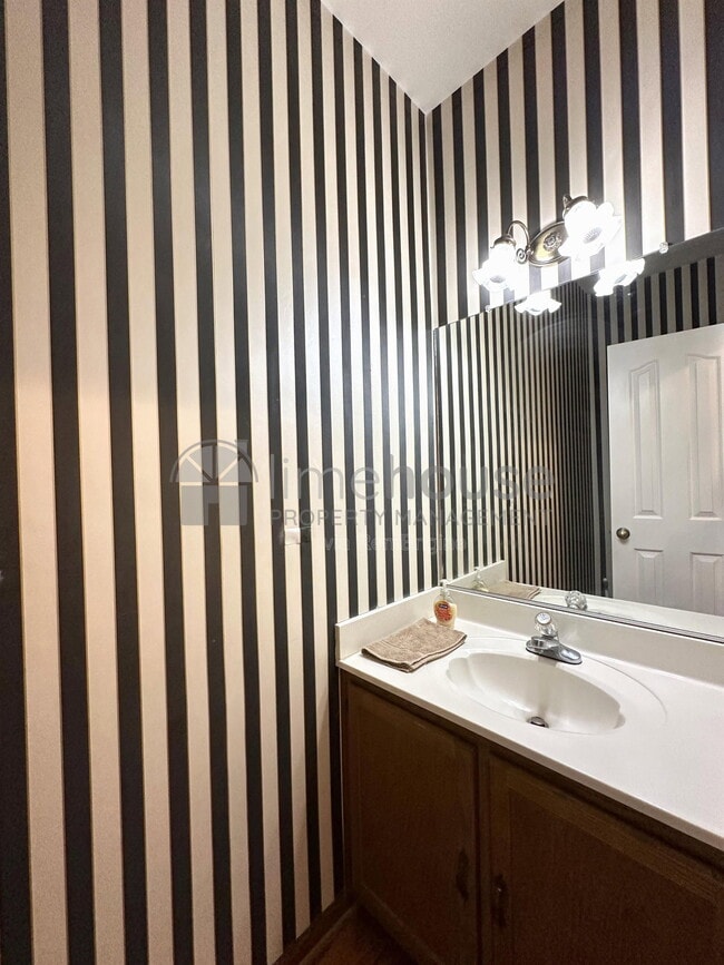 Building Photo - 400 Greenview Dr