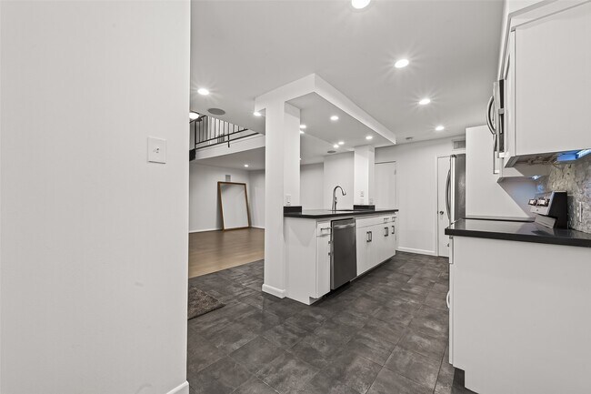 Building Photo - 5524 Beverly Hill St