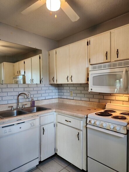Building Photo - 10455 Carrollbrook Ct