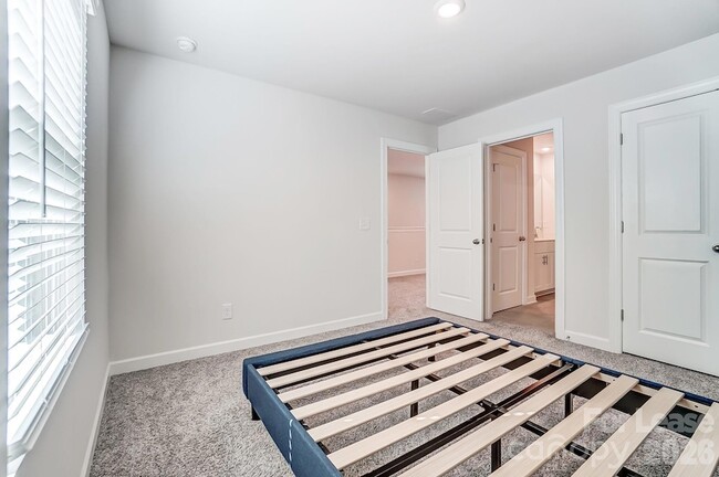 Building Photo - 3026 Lisburn St