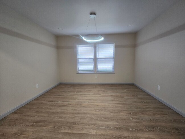 Building Photo - Spacious 3/2/2 Home with Modern Finishes a...