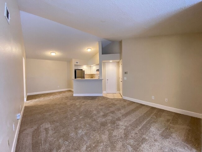 Building Photo - Spacious 3br/2ba Venetian Condo!