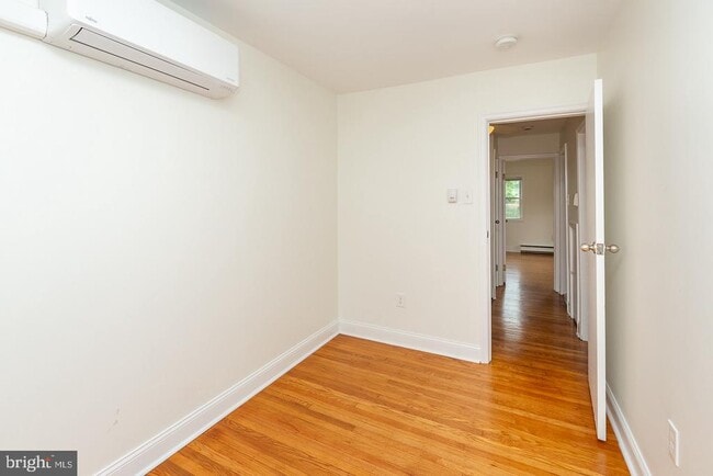 Building Photo - 240 Henley Rd