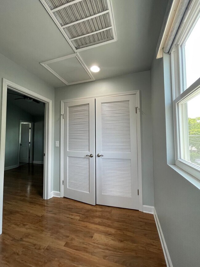 Building Photo - Amazing detached 2/2.5 duplex in Central Austin!!!