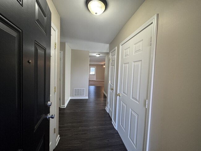 Building Photo - 708 Chatham Ct