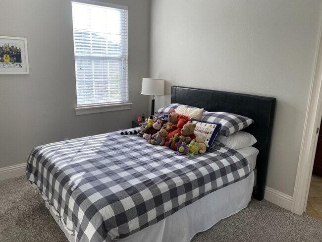 Building Photo - Secluded 4 Bed 3.5 Bath Near MacDill