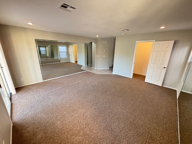 Building Photo - Spacious 3Bed/3Bath Two Story Home Located...