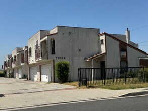 Building Photo - 3 bedroom 2.5 bath Townhome Beauty . . .  ...