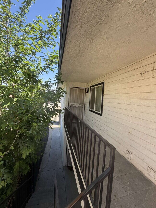 Building Photo - Spacious 3 Bed / 1 Bath Apartment with Open Layout & In-Unit Laundry