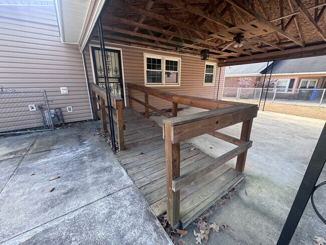 Building Photo - 908 Rochester Dr
