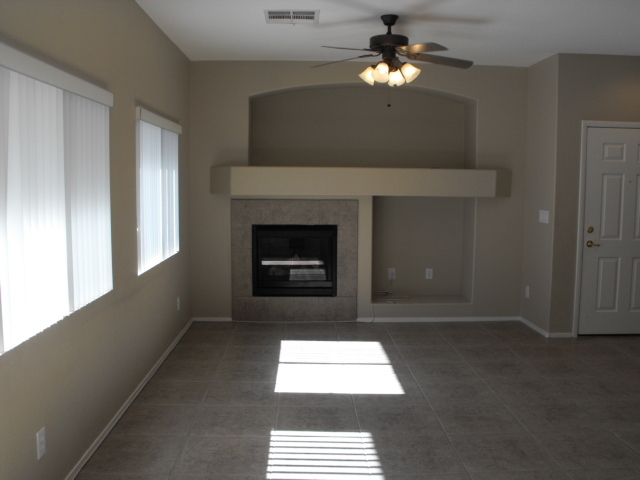 Building Photo - Spacious Henderson townhouse featuring   3...