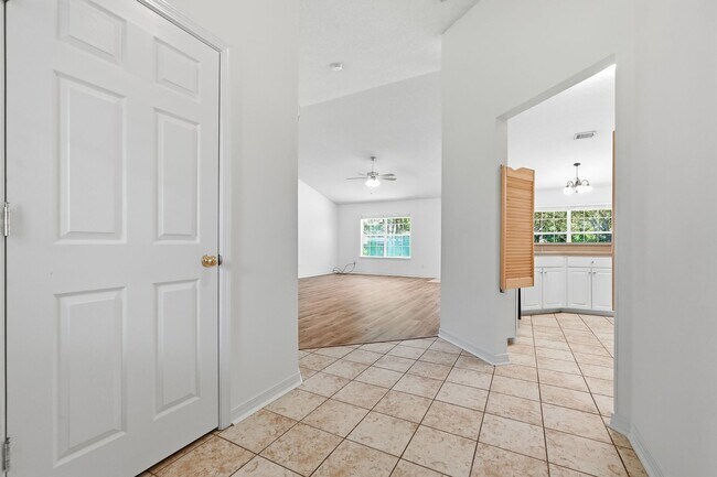 Building Photo - 2030 Hawthorne Dr
