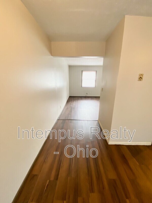 Building Photo - 718 W Light St