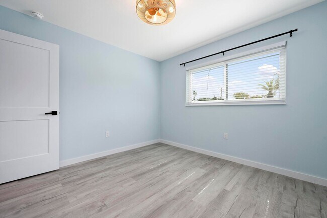 Building Photo - GORGEOUS FULLY RENOVATED 1st FLOOR 2 BEDROOM 1 BATHROOM CONDO LOCATED JUST 5 MINUTES FROM VENICE ...