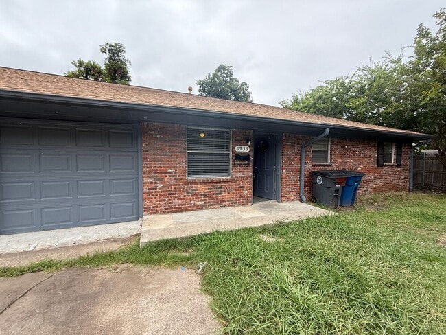 Building Photo - 3 Bedroom 1.5 bathroom duplex home