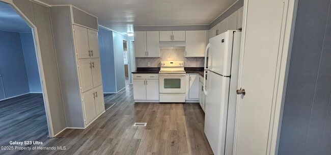 Building Photo - 15038 Brookridge Blvd