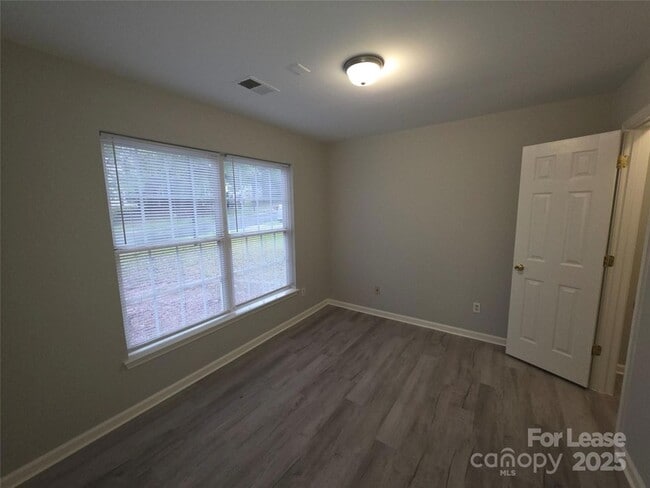 Building Photo - 235 Winding Canyon Dr