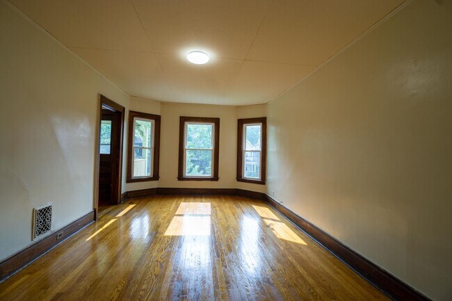 Building Photo - Spacious 3 Bedroom With Beautiful Front Po...