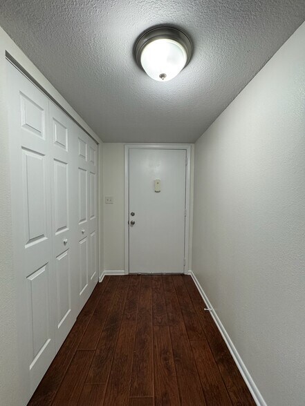 Foyer - 568 Bahia Cir