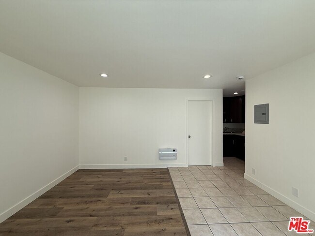 Building Photo - 2400 Vanderbilt Ln