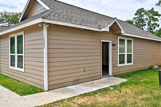 Building Photo - 11552 Persimmon St