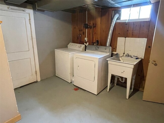Building Photo - 412 Lyndale Dr