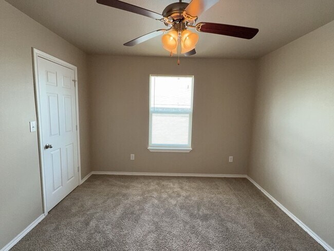 Building Photo - 704 E College St